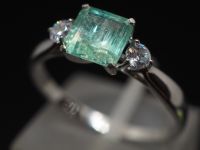 Серебряное кольцо с натуральным изумрудом и фианитами - 150