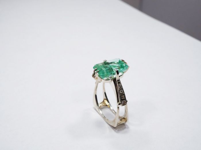 Серебряное кольцо с Уральским изумрудом 6.97 карат - 60