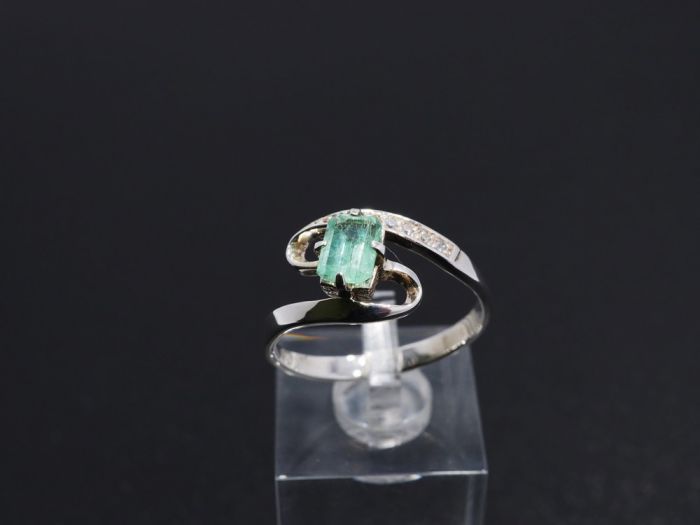 Серебряное кольцо 925 пробы с бериллом 0,65 карат - 68