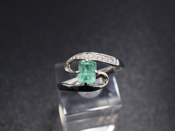 Серебряное кольцо 925 пробы с бериллом 0,65 карат - 68