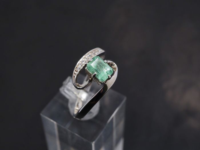 Серебряное кольцо 925 пробы с бериллом 0,65 карат - 68