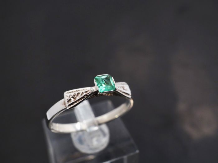 Серебряное кольцо 925 пробы с Уральским изумрудом 0.26 карат 4/3+ - 69