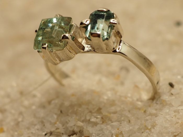 Серебряное кольцо 925 пробы с уральским бериллами-663