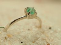 Серебряное кольцо с натуральным изумрудом-751
